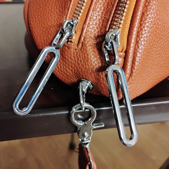 New Crossbody Bag - Unisex - Picture 5 of 8